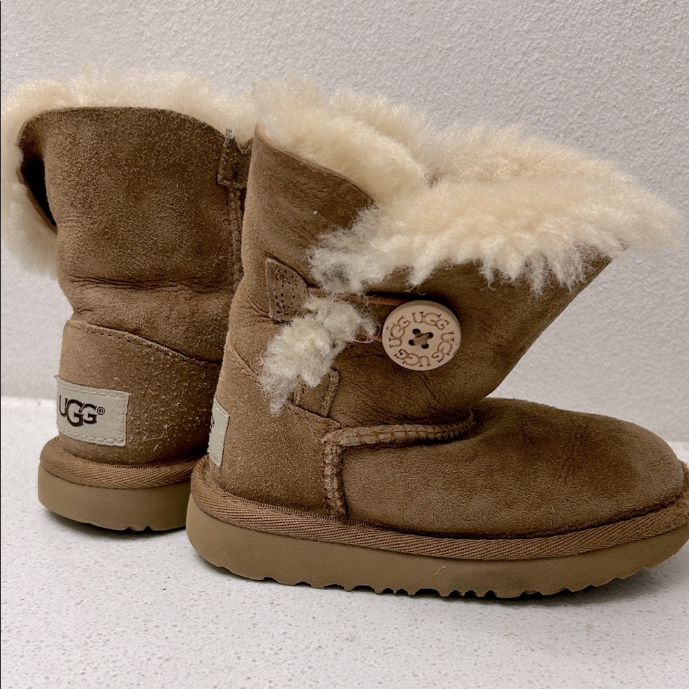 UGG Kids' Tan Boots with Cream Fur Trim for toddler girl size 7!